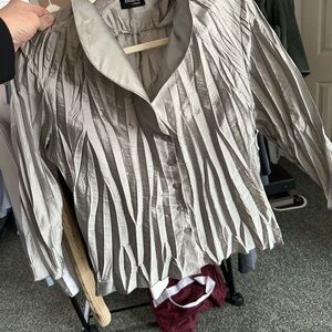Beluva San Francisco Silver Button-Up Pleated Blouse